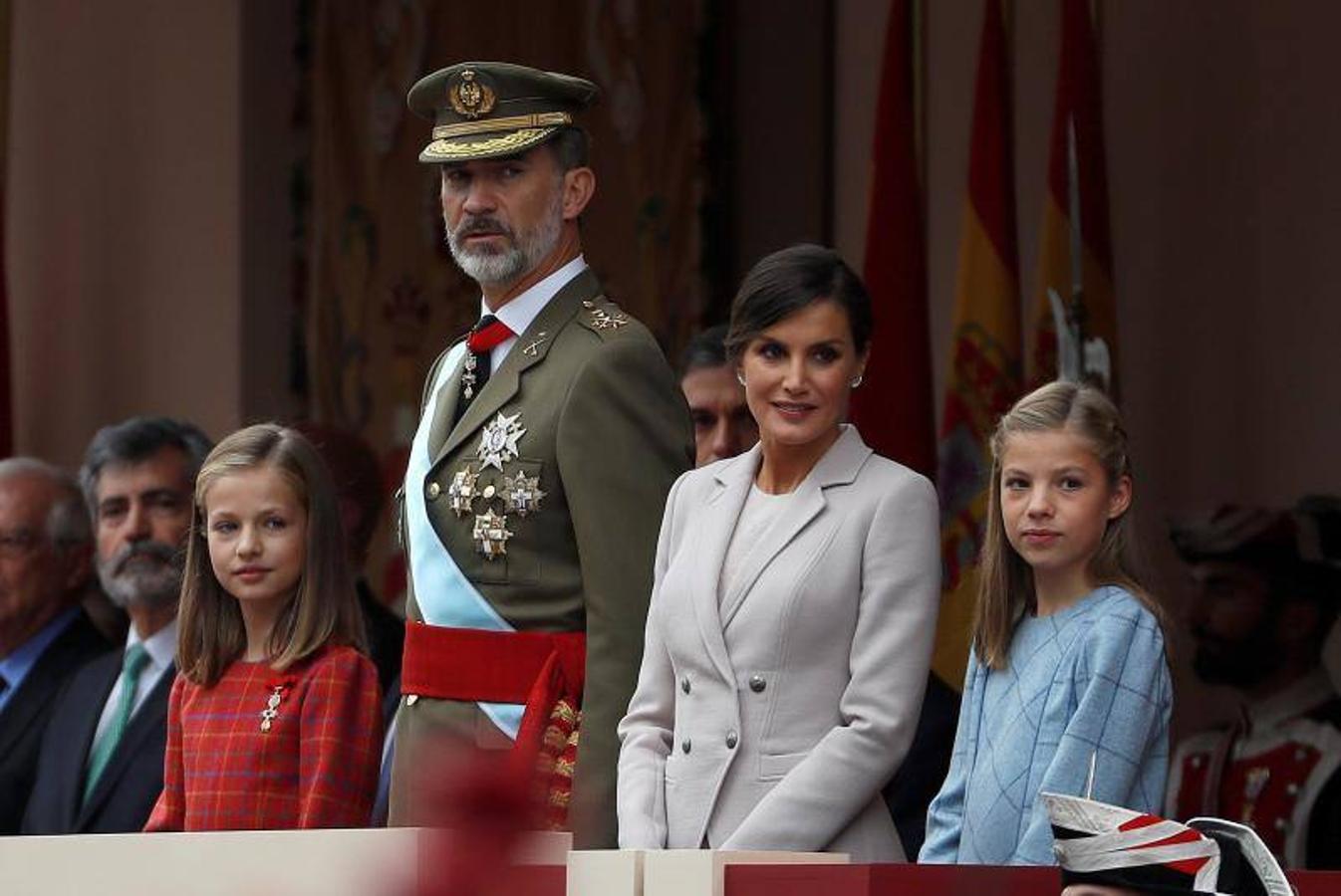 os Reyes han presidido este viernes el desfile del Día de la Fiesta Nacional, que ha llevado al centro de Madrid a casi 4.000 militares de los dos Ejércitos y la Armada, 88 aeronaves y 152 vehículos, acompañados de efectivos de la Guardia Civil, la Policía Nacional, Protección Civil y Salvamento Marítimo. Es el primer 12 de octubre del Gobierno de Pedro Sánchez y también el primero de Pablo Casado como líder del PP.