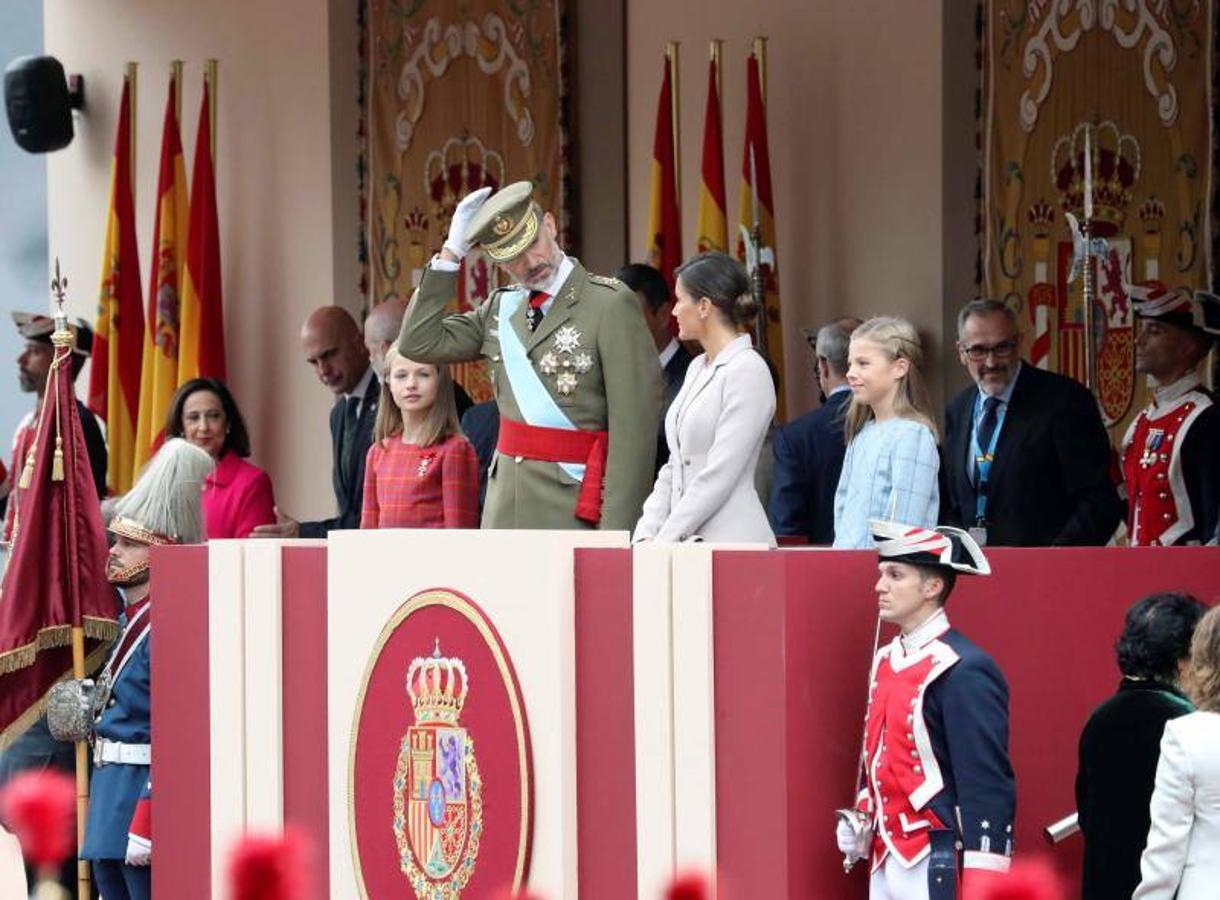 os Reyes han presidido este viernes el desfile del Día de la Fiesta Nacional, que ha llevado al centro de Madrid a casi 4.000 militares de los dos Ejércitos y la Armada, 88 aeronaves y 152 vehículos, acompañados de efectivos de la Guardia Civil, la Policía Nacional, Protección Civil y Salvamento Marítimo. Es el primer 12 de octubre del Gobierno de Pedro Sánchez y también el primero de Pablo Casado como líder del PP.