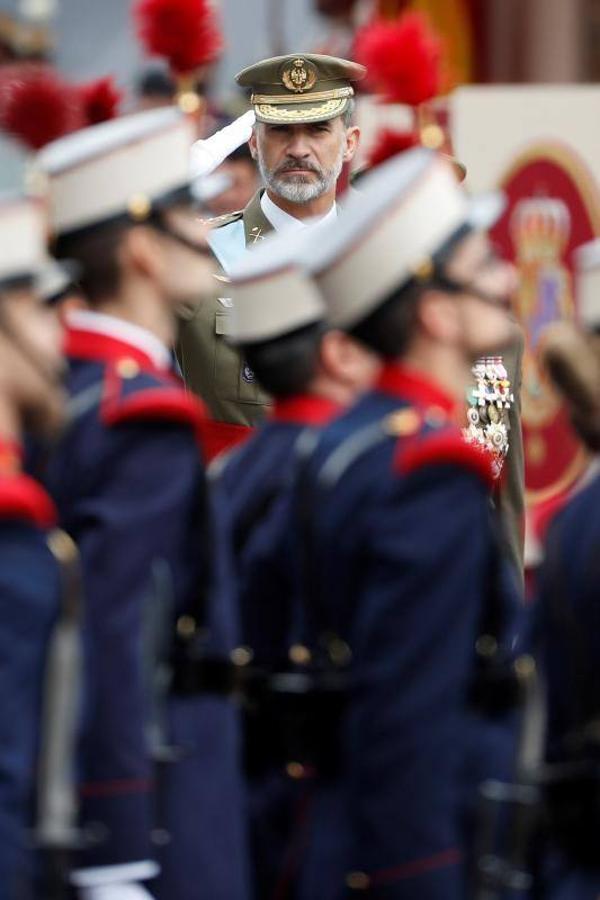 os Reyes han presidido este viernes el desfile del Día de la Fiesta Nacional, que ha llevado al centro de Madrid a casi 4.000 militares de los dos Ejércitos y la Armada, 88 aeronaves y 152 vehículos, acompañados de efectivos de la Guardia Civil, la Policía Nacional, Protección Civil y Salvamento Marítimo. Es el primer 12 de octubre del Gobierno de Pedro Sánchez y también el primero de Pablo Casado como líder del PP.