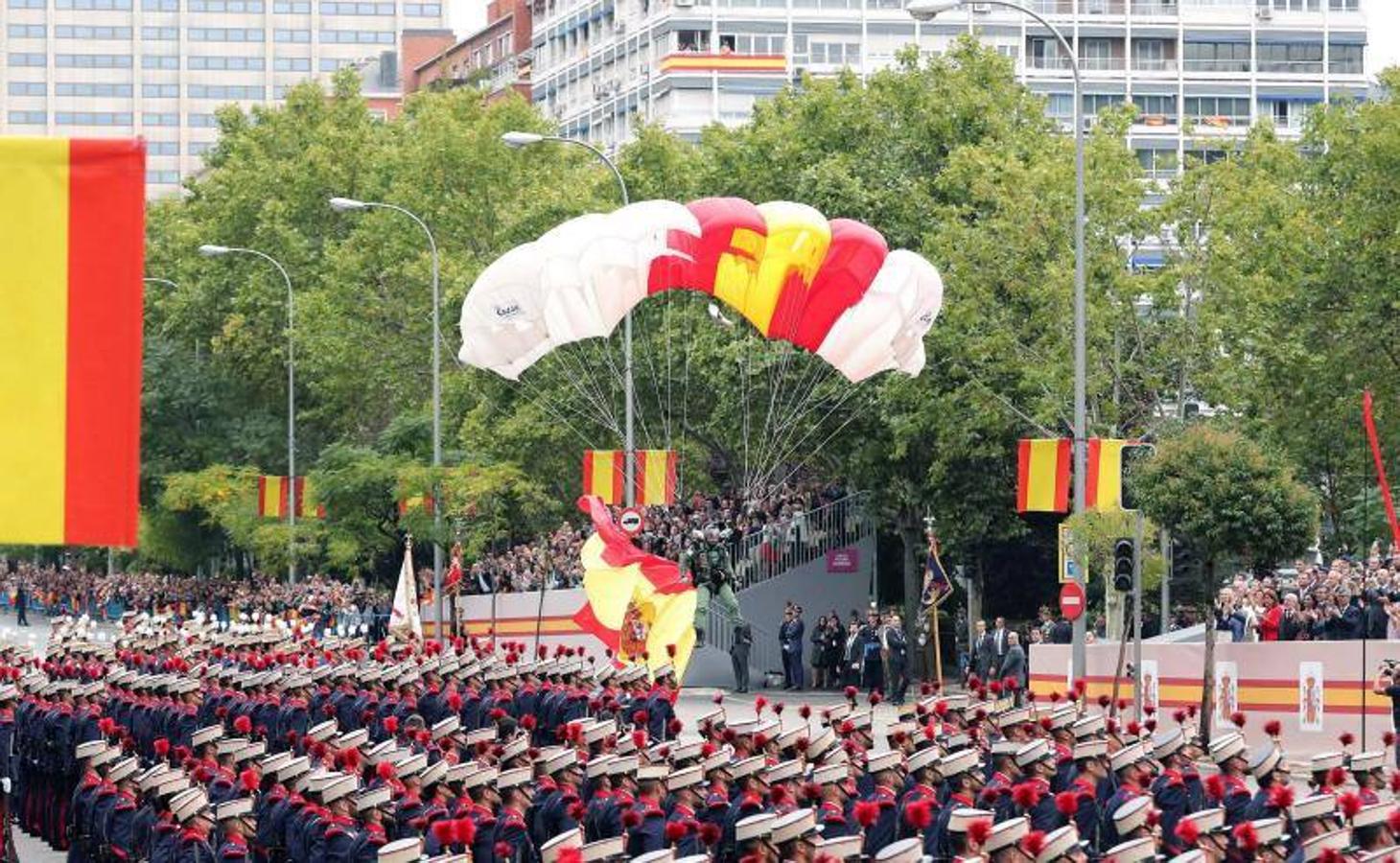 os Reyes han presidido este viernes el desfile del Día de la Fiesta Nacional, que ha llevado al centro de Madrid a casi 4.000 militares de los dos Ejércitos y la Armada, 88 aeronaves y 152 vehículos, acompañados de efectivos de la Guardia Civil, la Policía Nacional, Protección Civil y Salvamento Marítimo. Es el primer 12 de octubre del Gobierno de Pedro Sánchez y también el primero de Pablo Casado como líder del PP.