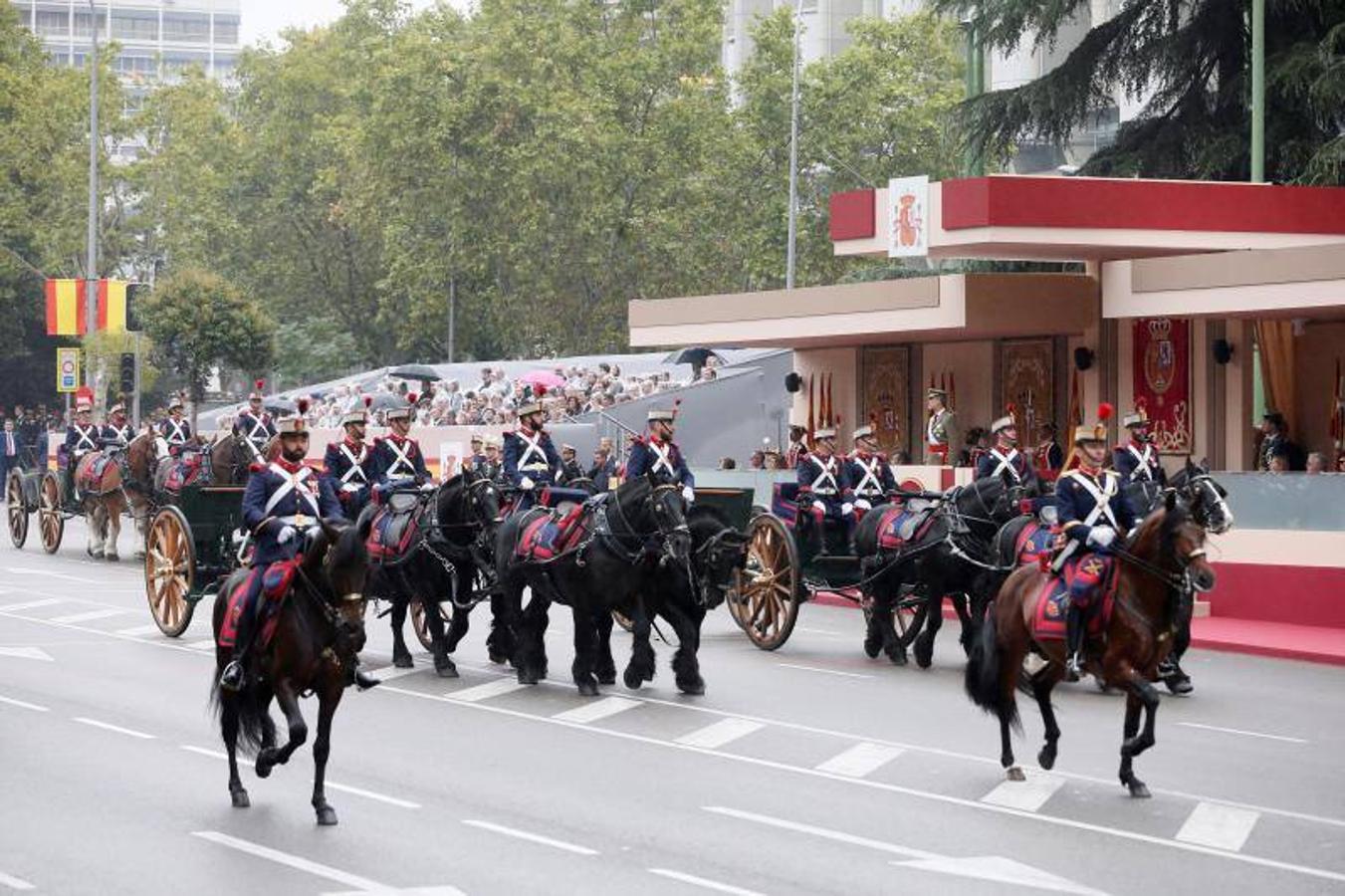 os Reyes han presidido este viernes el desfile del Día de la Fiesta Nacional, que ha llevado al centro de Madrid a casi 4.000 militares de los dos Ejércitos y la Armada, 88 aeronaves y 152 vehículos, acompañados de efectivos de la Guardia Civil, la Policía Nacional, Protección Civil y Salvamento Marítimo. Es el primer 12 de octubre del Gobierno de Pedro Sánchez y también el primero de Pablo Casado como líder del PP.