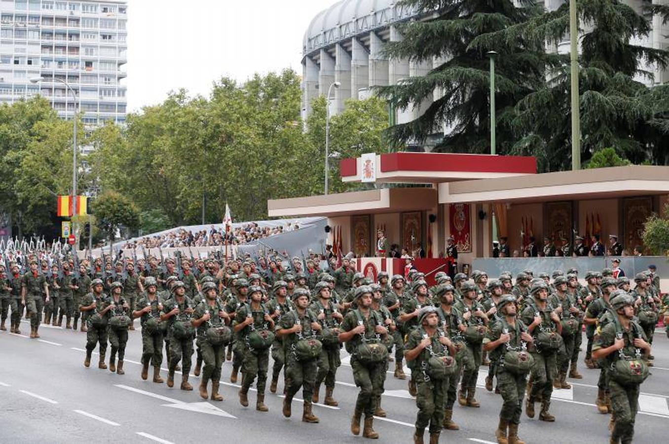 os Reyes han presidido este viernes el desfile del Día de la Fiesta Nacional, que ha llevado al centro de Madrid a casi 4.000 militares de los dos Ejércitos y la Armada, 88 aeronaves y 152 vehículos, acompañados de efectivos de la Guardia Civil, la Policía Nacional, Protección Civil y Salvamento Marítimo. Es el primer 12 de octubre del Gobierno de Pedro Sánchez y también el primero de Pablo Casado como líder del PP.