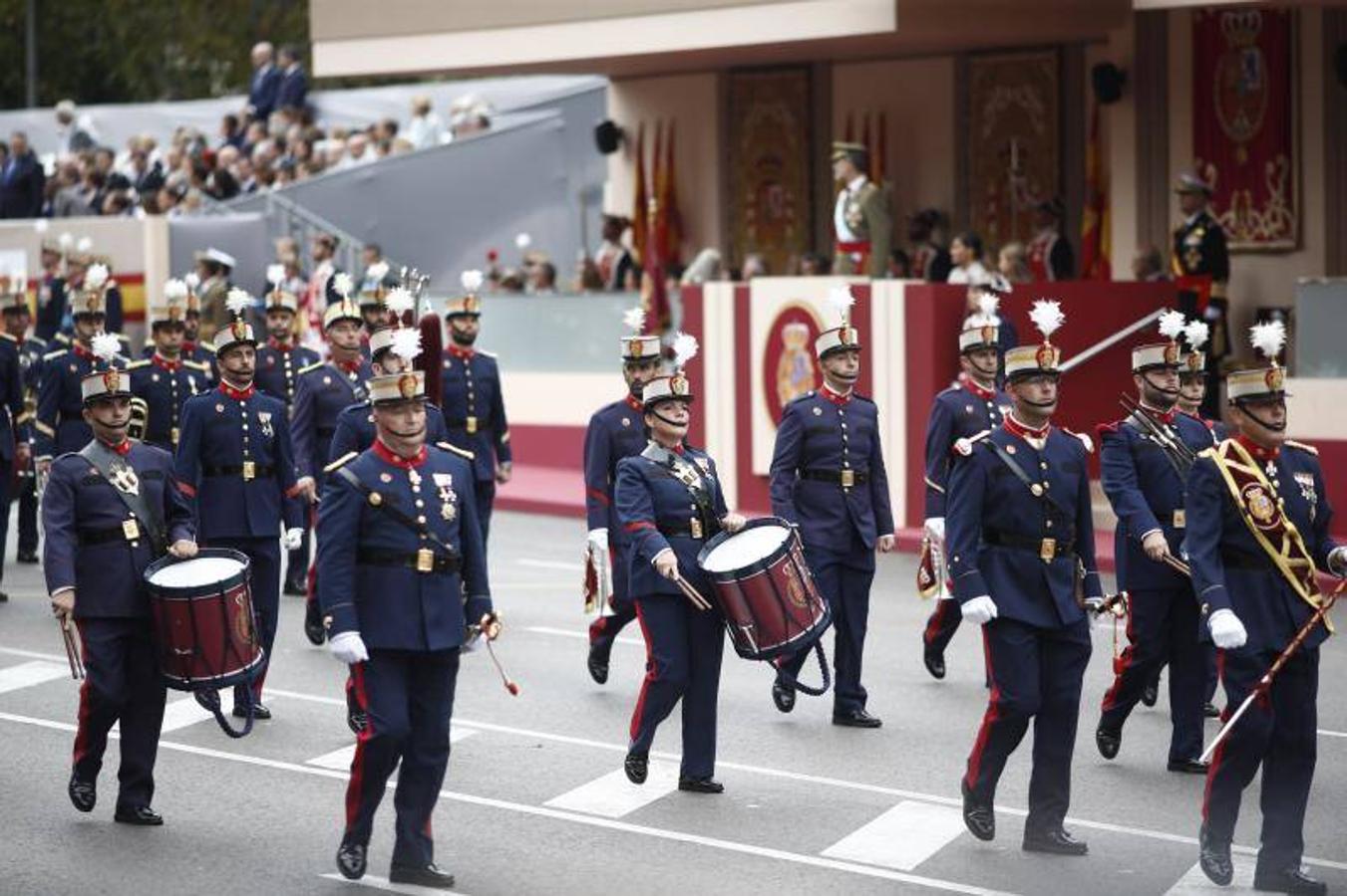 os Reyes han presidido este viernes el desfile del Día de la Fiesta Nacional, que ha llevado al centro de Madrid a casi 4.000 militares de los dos Ejércitos y la Armada, 88 aeronaves y 152 vehículos, acompañados de efectivos de la Guardia Civil, la Policía Nacional, Protección Civil y Salvamento Marítimo. Es el primer 12 de octubre del Gobierno de Pedro Sánchez y también el primero de Pablo Casado como líder del PP.