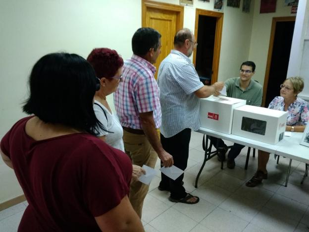Militantes de Oliva votaron ayer por la tarde para ratificar la candidatura a la alcaldía de Ana Morell. 