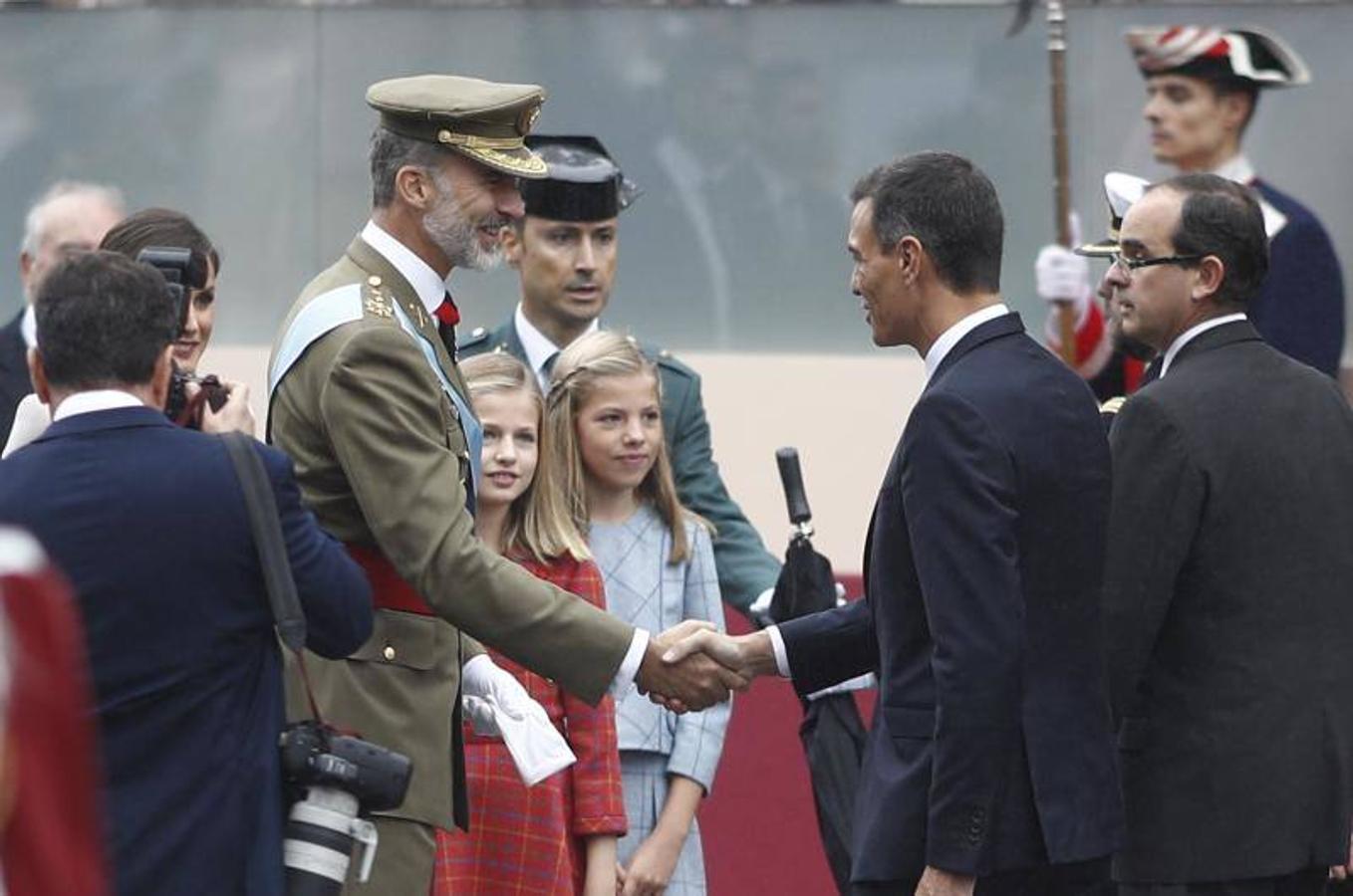 os Reyes han presidido este viernes el desfile del Día de la Fiesta Nacional, que ha llevado al centro de Madrid a casi 4.000 militares de los dos Ejércitos y la Armada, 88 aeronaves y 152 vehículos, acompañados de efectivos de la Guardia Civil, la Policía Nacional, Protección Civil y Salvamento Marítimo. Es el primer 12 de octubre del Gobierno de Pedro Sánchez y también el primero de Pablo Casado como líder del PP.