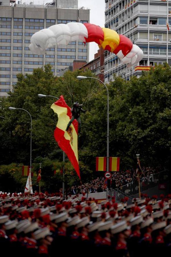 os Reyes han presidido este viernes el desfile del Día de la Fiesta Nacional, que ha llevado al centro de Madrid a casi 4.000 militares de los dos Ejércitos y la Armada, 88 aeronaves y 152 vehículos, acompañados de efectivos de la Guardia Civil, la Policía Nacional, Protección Civil y Salvamento Marítimo. Es el primer 12 de octubre del Gobierno de Pedro Sánchez y también el primero de Pablo Casado como líder del PP.