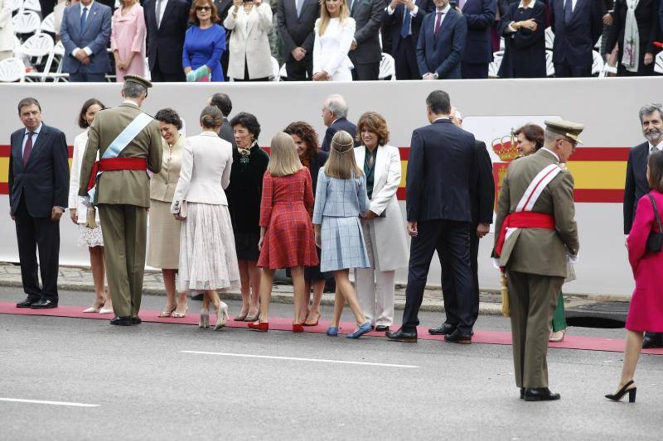 os Reyes han presidido este viernes el desfile del Día de la Fiesta Nacional, que ha llevado al centro de Madrid a casi 4.000 militares de los dos Ejércitos y la Armada, 88 aeronaves y 152 vehículos, acompañados de efectivos de la Guardia Civil, la Policía Nacional, Protección Civil y Salvamento Marítimo. Es el primer 12 de octubre del Gobierno de Pedro Sánchez y también el primero de Pablo Casado como líder del PP.