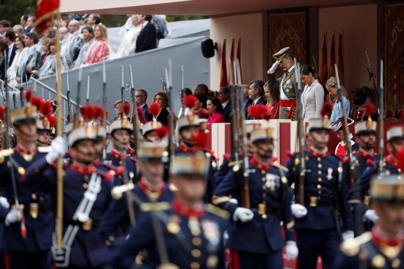 os Reyes han presidido este viernes el desfile del Día de la Fiesta Nacional, que ha llevado al centro de Madrid a casi 4.000 militares de los dos Ejércitos y la Armada, 88 aeronaves y 152 vehículos, acompañados de efectivos de la Guardia Civil, la Policía Nacional, Protección Civil y Salvamento Marítimo. Es el primer 12 de octubre del Gobierno de Pedro Sánchez y también el primero de Pablo Casado como líder del PP.