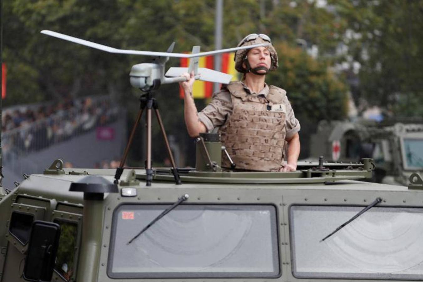 os Reyes han presidido este viernes el desfile del Día de la Fiesta Nacional, que ha llevado al centro de Madrid a casi 4.000 militares de los dos Ejércitos y la Armada, 88 aeronaves y 152 vehículos, acompañados de efectivos de la Guardia Civil, la Policía Nacional, Protección Civil y Salvamento Marítimo. Es el primer 12 de octubre del Gobierno de Pedro Sánchez y también el primero de Pablo Casado como líder del PP.