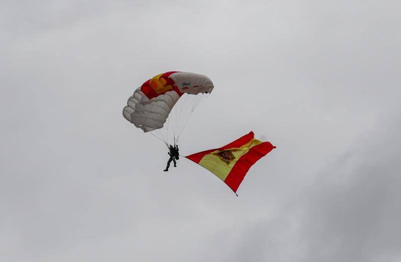 os Reyes han presidido este viernes el desfile del Día de la Fiesta Nacional, que ha llevado al centro de Madrid a casi 4.000 militares de los dos Ejércitos y la Armada, 88 aeronaves y 152 vehículos, acompañados de efectivos de la Guardia Civil, la Policía Nacional, Protección Civil y Salvamento Marítimo. Es el primer 12 de octubre del Gobierno de Pedro Sánchez y también el primero de Pablo Casado como líder del PP.