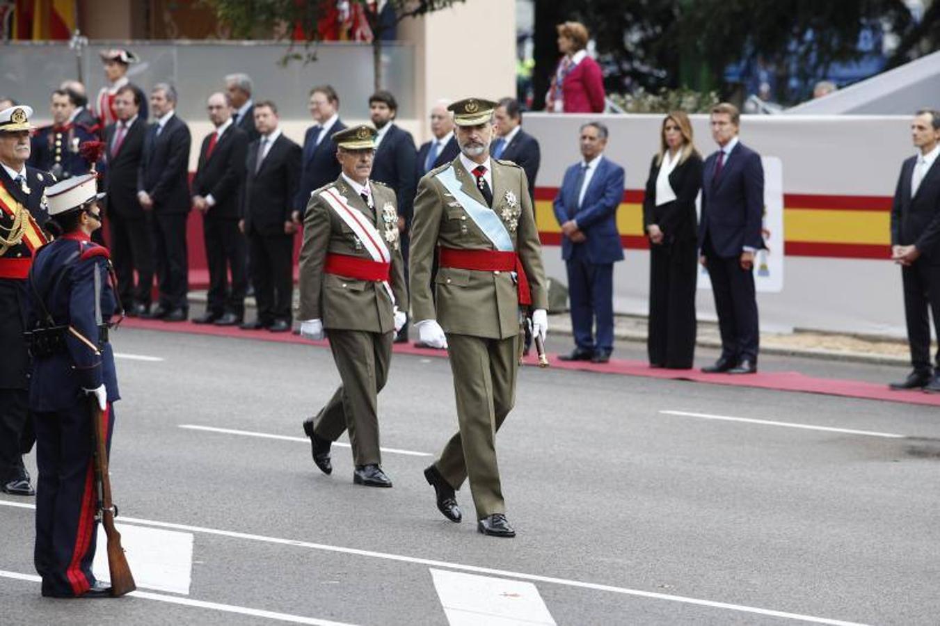 os Reyes han presidido este viernes el desfile del Día de la Fiesta Nacional, que ha llevado al centro de Madrid a casi 4.000 militares de los dos Ejércitos y la Armada, 88 aeronaves y 152 vehículos, acompañados de efectivos de la Guardia Civil, la Policía Nacional, Protección Civil y Salvamento Marítimo. Es el primer 12 de octubre del Gobierno de Pedro Sánchez y también el primero de Pablo Casado como líder del PP.