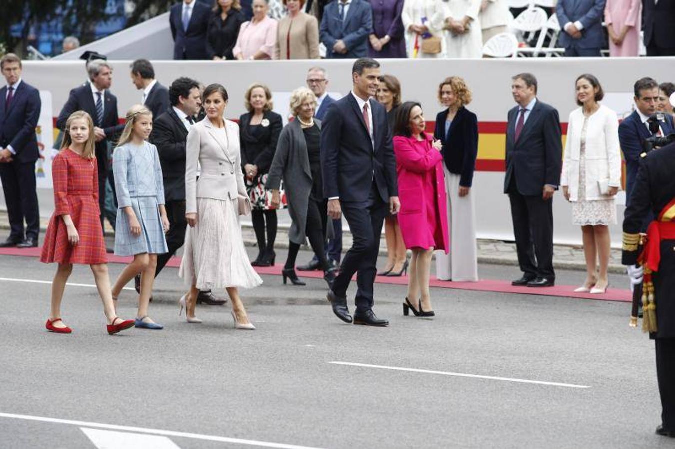 os Reyes han presidido este viernes el desfile del Día de la Fiesta Nacional, que ha llevado al centro de Madrid a casi 4.000 militares de los dos Ejércitos y la Armada, 88 aeronaves y 152 vehículos, acompañados de efectivos de la Guardia Civil, la Policía Nacional, Protección Civil y Salvamento Marítimo. Es el primer 12 de octubre del Gobierno de Pedro Sánchez y también el primero de Pablo Casado como líder del PP.