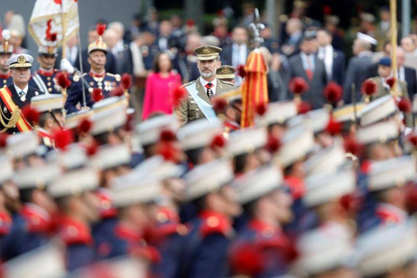 os Reyes han presidido este viernes el desfile del Día de la Fiesta Nacional, que ha llevado al centro de Madrid a casi 4.000 militares de los dos Ejércitos y la Armada, 88 aeronaves y 152 vehículos, acompañados de efectivos de la Guardia Civil, la Policía Nacional, Protección Civil y Salvamento Marítimo. Es el primer 12 de octubre del Gobierno de Pedro Sánchez y también el primero de Pablo Casado como líder del PP.