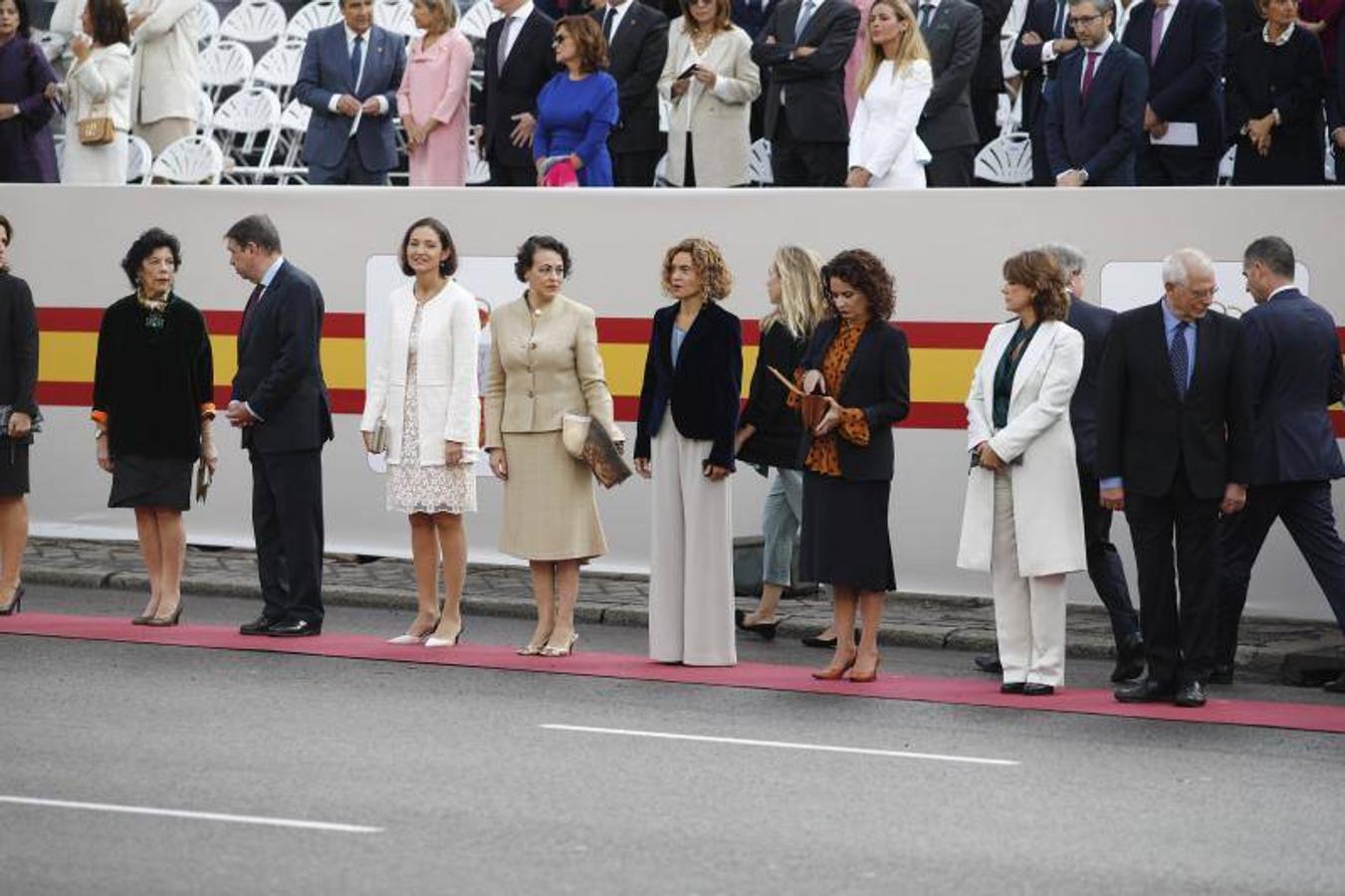 os Reyes han presidido este viernes el desfile del Día de la Fiesta Nacional, que ha llevado al centro de Madrid a casi 4.000 militares de los dos Ejércitos y la Armada, 88 aeronaves y 152 vehículos, acompañados de efectivos de la Guardia Civil, la Policía Nacional, Protección Civil y Salvamento Marítimo. Es el primer 12 de octubre del Gobierno de Pedro Sánchez y también el primero de Pablo Casado como líder del PP.