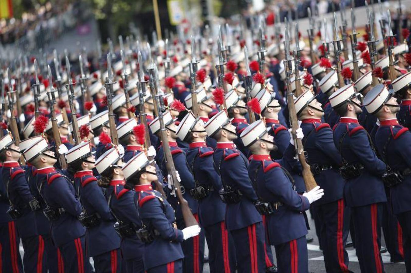 os Reyes han presidido este viernes el desfile del Día de la Fiesta Nacional, que ha llevado al centro de Madrid a casi 4.000 militares de los dos Ejércitos y la Armada, 88 aeronaves y 152 vehículos, acompañados de efectivos de la Guardia Civil, la Policía Nacional, Protección Civil y Salvamento Marítimo. Es el primer 12 de octubre del Gobierno de Pedro Sánchez y también el primero de Pablo Casado como líder del PP.