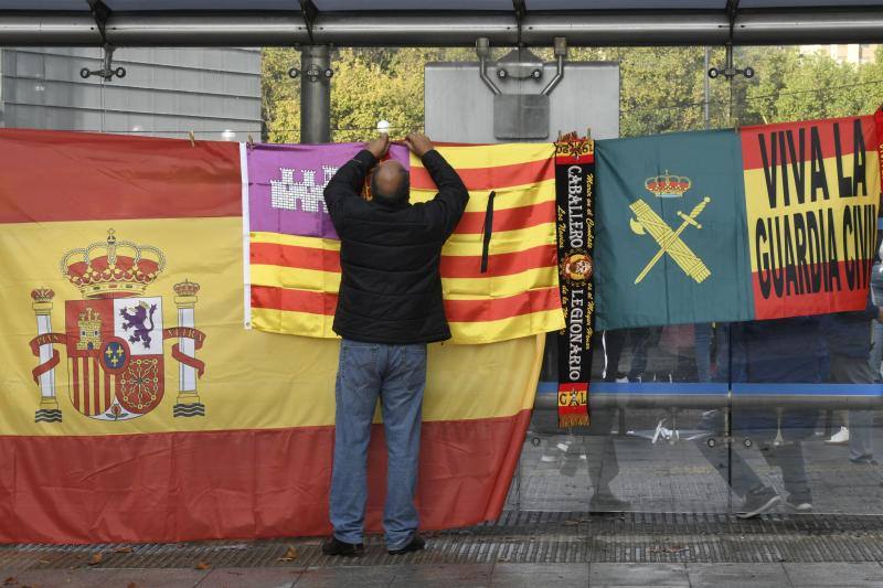 os Reyes han presidido este viernes el desfile del Día de la Fiesta Nacional, que ha llevado al centro de Madrid a casi 4.000 militares de los dos Ejércitos y la Armada, 88 aeronaves y 152 vehículos, acompañados de efectivos de la Guardia Civil, la Policía Nacional, Protección Civil y Salvamento Marítimo. Es el primer 12 de octubre del Gobierno de Pedro Sánchez y también el primero de Pablo Casado como líder del PP.