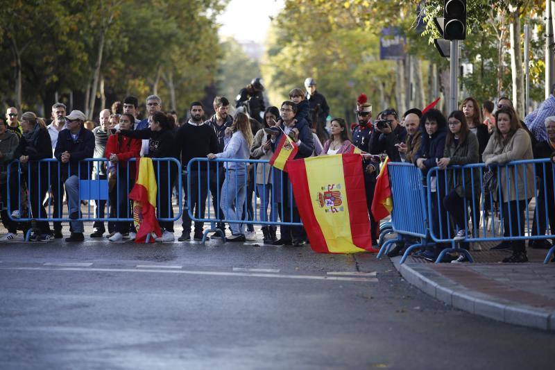 os Reyes han presidido este viernes el desfile del Día de la Fiesta Nacional, que ha llevado al centro de Madrid a casi 4.000 militares de los dos Ejércitos y la Armada, 88 aeronaves y 152 vehículos, acompañados de efectivos de la Guardia Civil, la Policía Nacional, Protección Civil y Salvamento Marítimo. Es el primer 12 de octubre del Gobierno de Pedro Sánchez y también el primero de Pablo Casado como líder del PP.