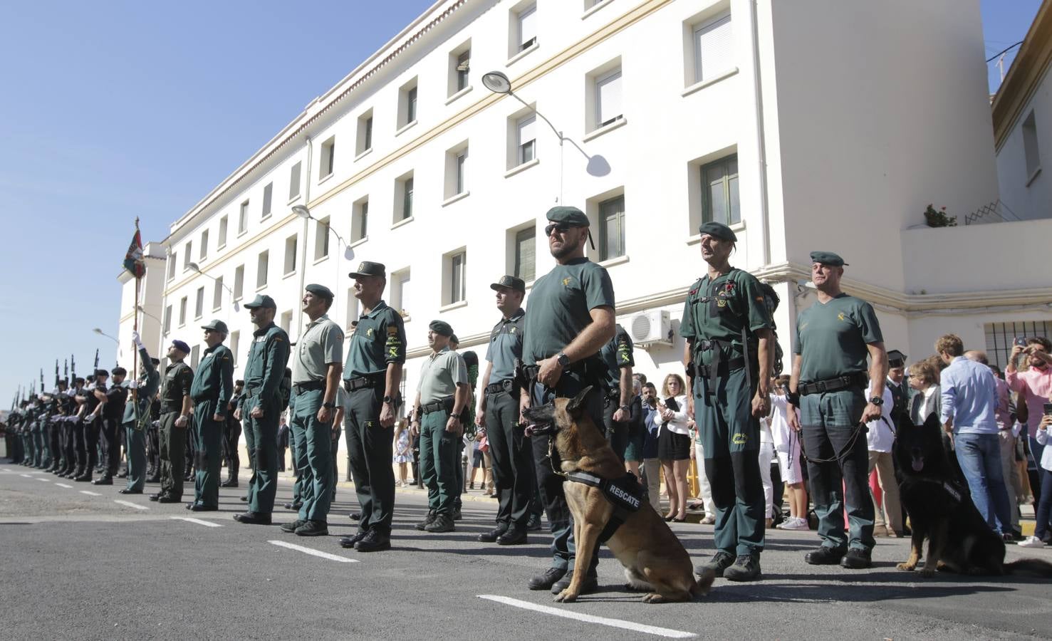 La Guardia Civil ha rendido homenaje a su patrona, la Virgen del Pilar, en el cuartel de Cantarranas. Después de la misa ha tenido lugar la entrega de condecoraciones, homenaje a los caídos y un desfile militar.