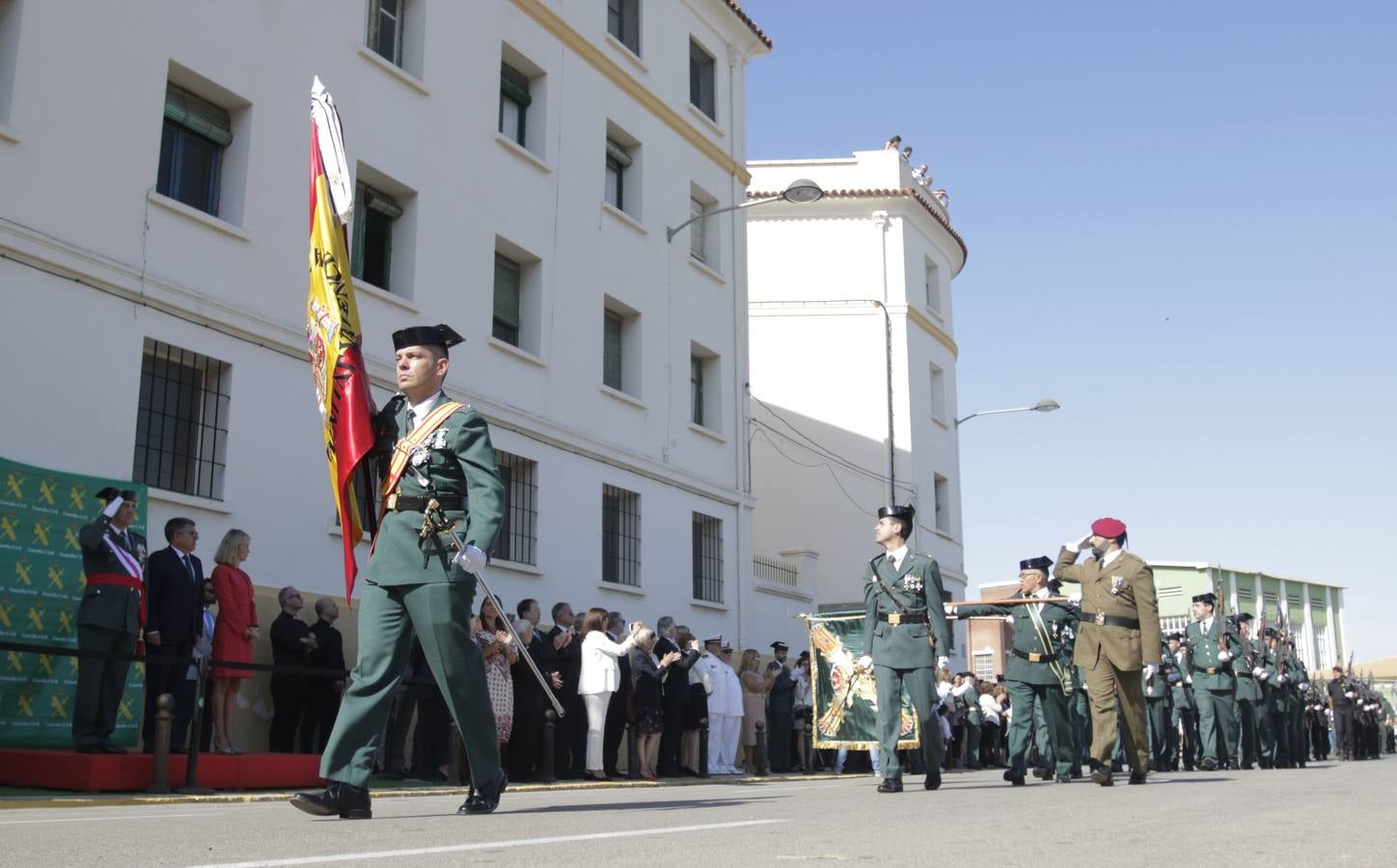 La Guardia Civil ha rendido homenaje a su patrona, la Virgen del Pilar, en el cuartel de Cantarranas. Después de la misa ha tenido lugar la entrega de condecoraciones, homenaje a los caídos y un desfile militar.