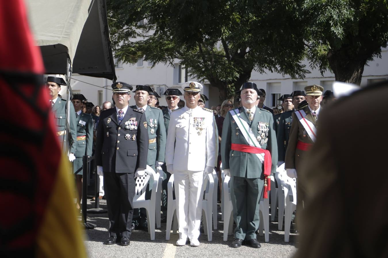 La Guardia Civil ha rendido homenaje a su patrona, la Virgen del Pilar, en el cuartel de Cantarranas. Después de la misa ha tenido lugar la entrega de condecoraciones, homenaje a los caídos y un desfile militar.