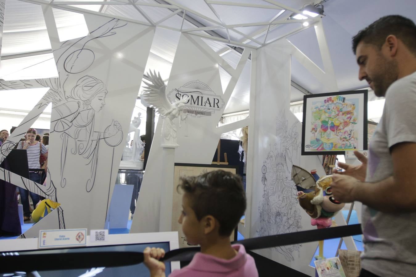 Las falleras mayores de Valencia, Marina Civera y Sara Larrazábal, han visitado este viernes la exposición de maquetas de las fallas 2019.