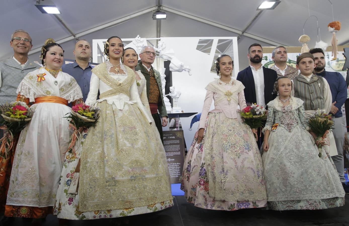 Las falleras mayores de Valencia, Marina Civera y Sara Larrazábal, han visitado este viernes la exposición de maquetas de las fallas 2019.