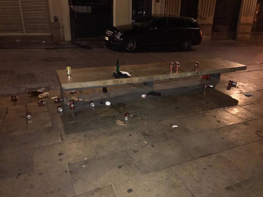 Las reuniones para beber se repiten en la Cruz Cubierta, la plaza de España, la Ciudad de las Artes y el Carmen