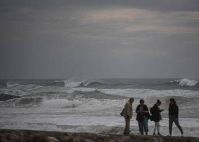 Imagen secundaria 1 - El huracán Leslie deja rachas de 96 km/h en las primeras horas en Zamora