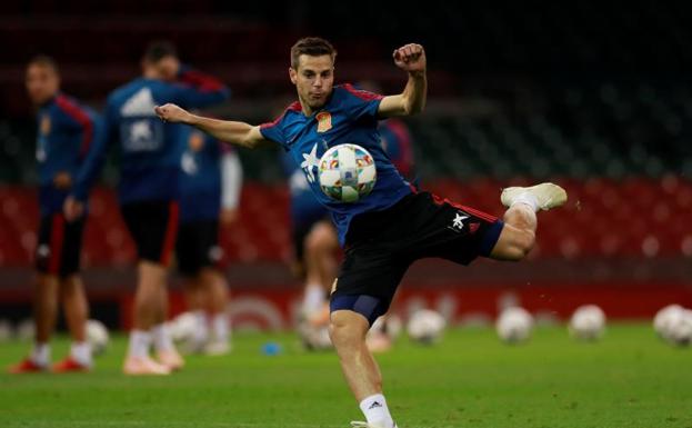 Azpilicueta, durante el calentamiento antes del partido que España disputó en Gales. 