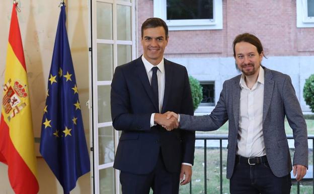 Sánchez e Iglesias se dan la mano tras firmar el viernes su acuerdo sobre los presupuestos. 