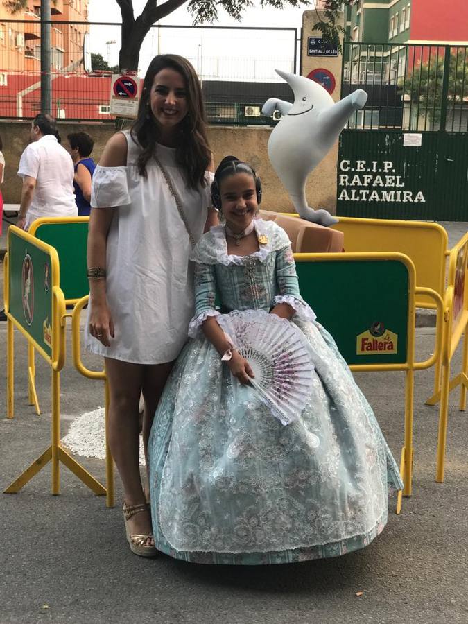 El álbum de fotos de la fallera mayor infantil de Valencia 2019. Sara Larrazábal, junto a su falla.