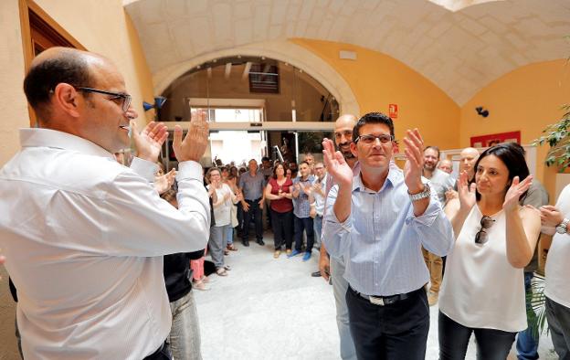 Jorge Rodríguez, recibido con aplausos en el Ayuntamiento de Ontinyent tras quedar en libertad 