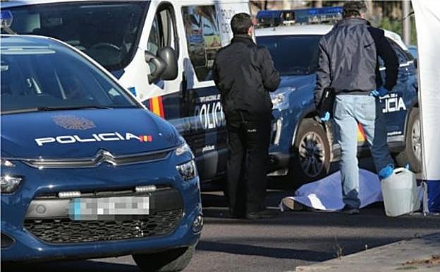 Cuerpo del fallecido en el Bulevar Sur de Valencia.
