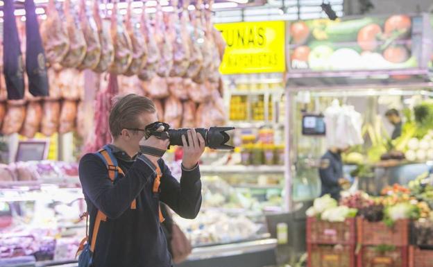 Un visitante del Mercado Central realiza una fotografía 