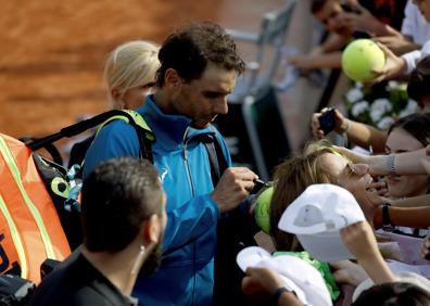 Imagen secundaria 1 - Nadal, con su novia de toda la vida y en escenas de cercanía con fans y rivales.