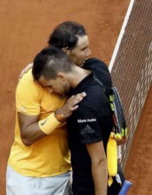 Imagen secundaria 2 - Nadal, con su novia de toda la vida y en escenas de cercanía con fans y rivales.