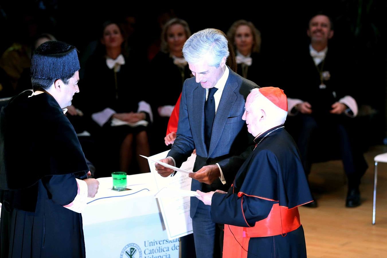 La Universidad Católica de Valencia (UCV) ha investido este lunes 'doctor honoris causa' a título póstumo al expresidente del Gobierno Adolfo Suárez González, en un acto en el que se ha reivindicado su figura como un hombre «de concordia y de libertad» frente a la «amenaza» que se cierne sobre esa concordia en España.