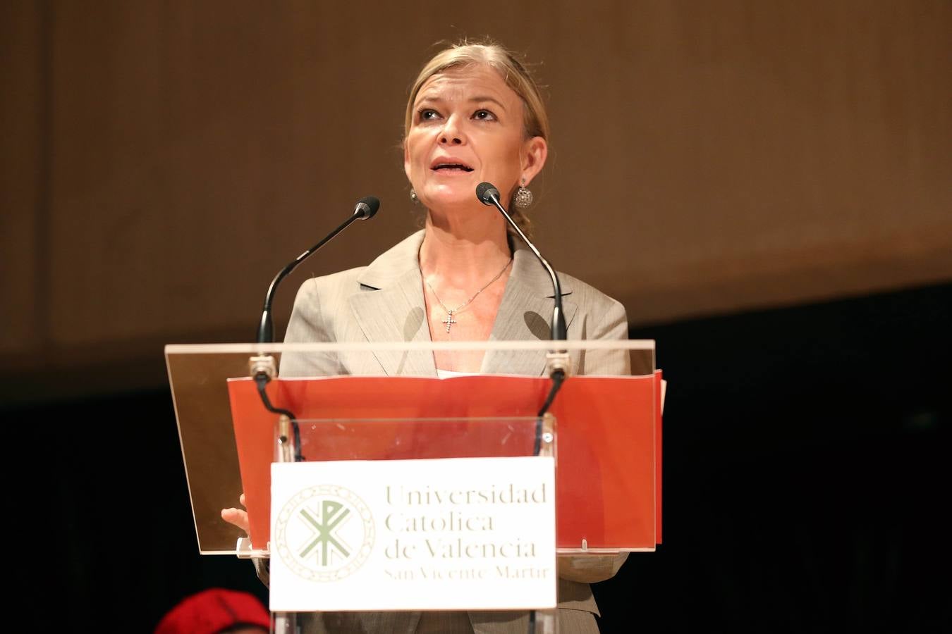 La Universidad Católica de Valencia (UCV) ha investido este lunes 'doctor honoris causa' a título póstumo al expresidente del Gobierno Adolfo Suárez González, en un acto en el que se ha reivindicado su figura como un hombre «de concordia y de libertad» frente a la «amenaza» que se cierne sobre esa concordia en España.