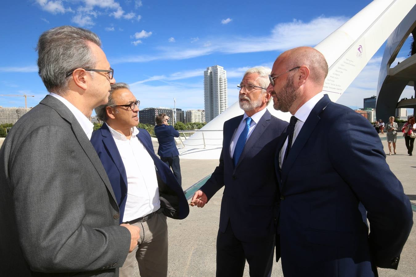 La Universidad Católica de Valencia (UCV) ha investido este lunes 'doctor honoris causa' a título póstumo al expresidente del Gobierno Adolfo Suárez González, en un acto en el que se ha reivindicado su figura como un hombre «de concordia y de libertad» frente a la «amenaza» que se cierne sobre esa concordia en España.