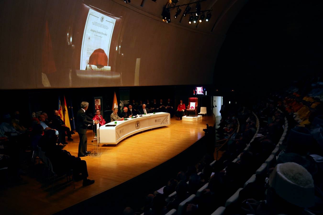 La Universidad Católica de Valencia (UCV) ha investido este lunes 'doctor honoris causa' a título póstumo al expresidente del Gobierno Adolfo Suárez González, en un acto en el que se ha reivindicado su figura como un hombre «de concordia y de libertad» frente a la «amenaza» que se cierne sobre esa concordia en España.