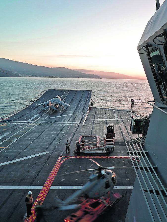 Seguimiento del despegue de un Harrier desde el puente de mando del 'Juan Carlos I' en aguas del Estrecho. 