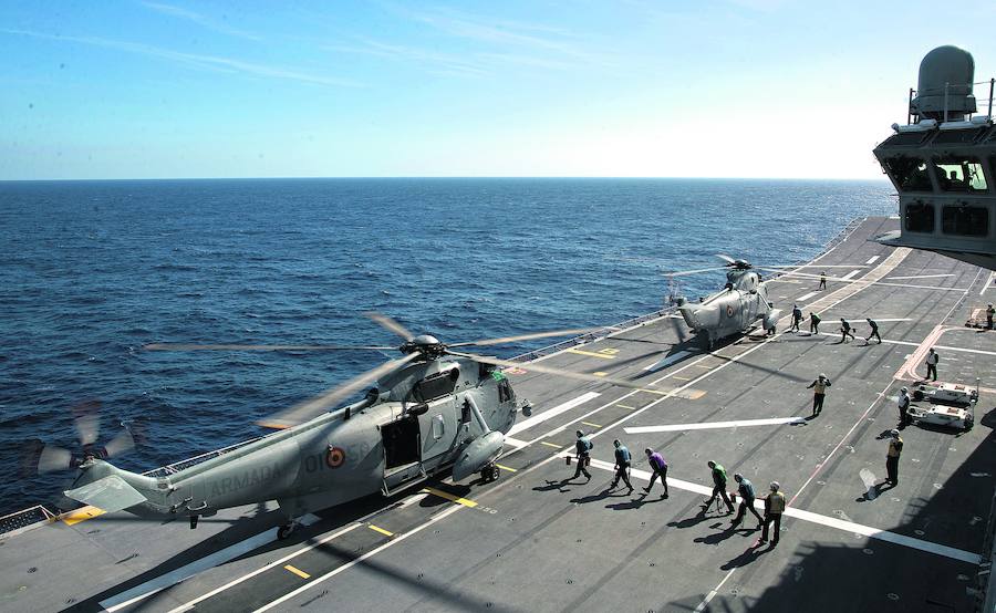 Cubierta de vuelo. Los 'Rainbow Warriors' asisten a dos helicópteros que acaban de aterrizar. 