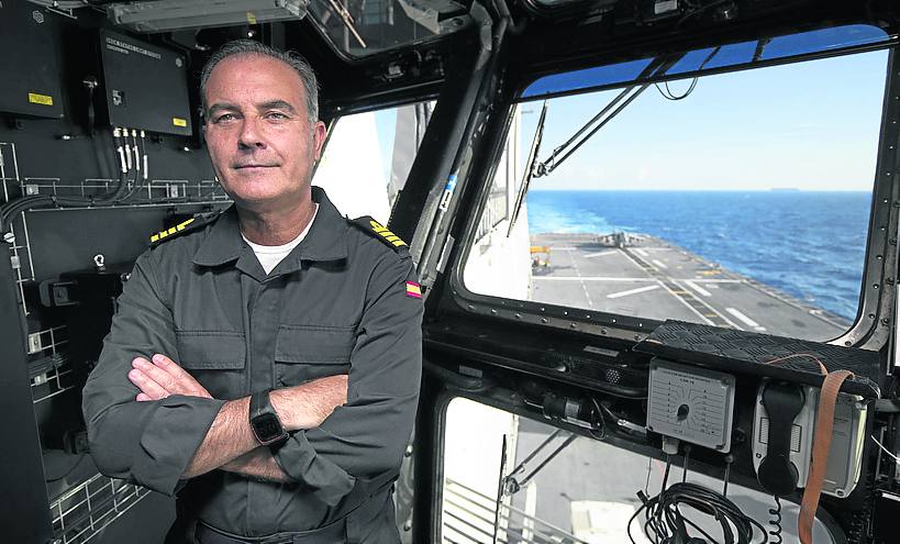 El capitán del navío Francisco José Asensi, comandante del 'Juan Carlos I', en el puente de mando. 