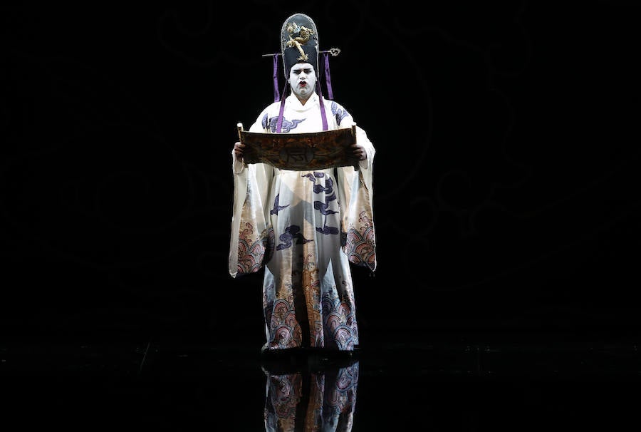 La pretemporada de Les Arts se iniciará el miércoles con 'Turandot', de Puccini, uno de los títulos que más éxito tienen entre el público de la región y que, además, pisará el escenario con todas las entradas vendidas. La ópera ya está lista para su estreno. Ayer se ultimaron los detalles de una obra que se representa por cuarta vez en el coliseo.