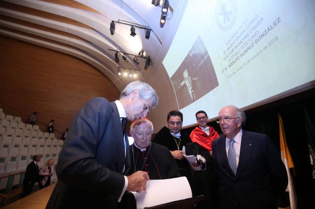 Suárez Illana y Cañizares, tras el acto. Junto a ellos Marcelino Oreja y, detrás, el rector de la UCV, José Manuel Pagán. 