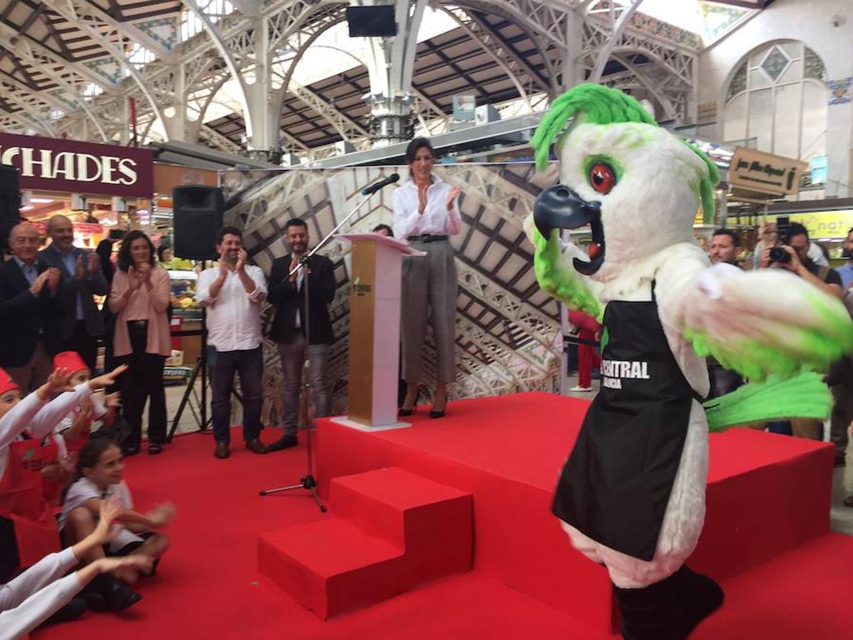 Los vendedores del Mercado Central tienen ya su propia mascota, la simpática 'Cotorra', que se encargará de extender la actividad de este centro de comercio local por toda la ciudad y representarlo en los actos que congrega Valencia. La anfitriona ha contado con la compañía de las otras mascotas que representan a entidades de la ciudad y que la han apadrinado en su primer acto público.