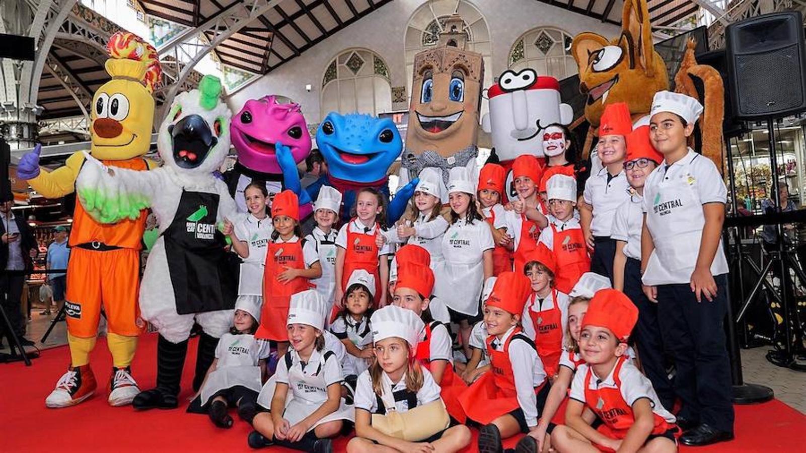 Los vendedores del Mercado Central tienen ya su propia mascota, la simpática 'Cotorra', que se encargará de extender la actividad de este centro de comercio local por toda la ciudad y representarlo en los actos que congrega Valencia. La anfitriona ha contado con la compañía de las otras mascotas que representan a entidades de la ciudad y que la han apadrinado en su primer acto público.