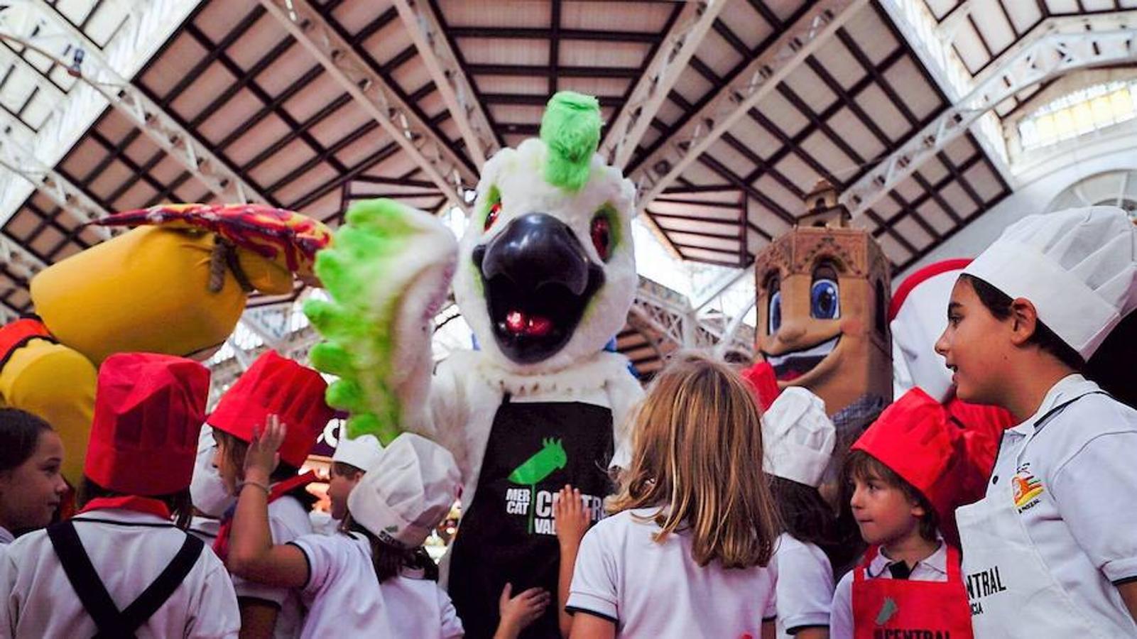 Los vendedores del Mercado Central tienen ya su propia mascota, la simpática 'Cotorra', que se encargará de extender la actividad de este centro de comercio local por toda la ciudad y representarlo en los actos que congrega Valencia. La anfitriona ha contado con la compañía de las otras mascotas que representan a entidades de la ciudad y que la han apadrinado en su primer acto público.