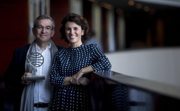 Santiago Posteguillo, junto a Ayanta Barilli, ganador y finalista del premio Planeta 2018. 