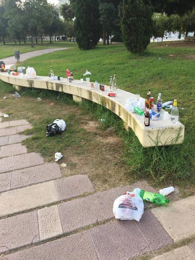 Botellón en el antiguo cauce del río.